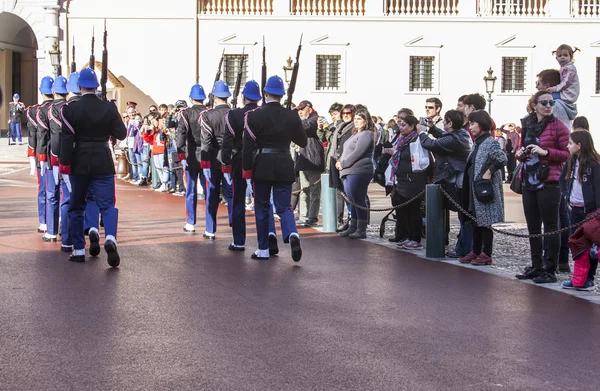 MONTE-CARLO, MONACO, em 10 de julho de 2016. Carabineers do príncipe. Ritual de modificação da guarda perto do palácio do príncipe — Fotografia de Stock