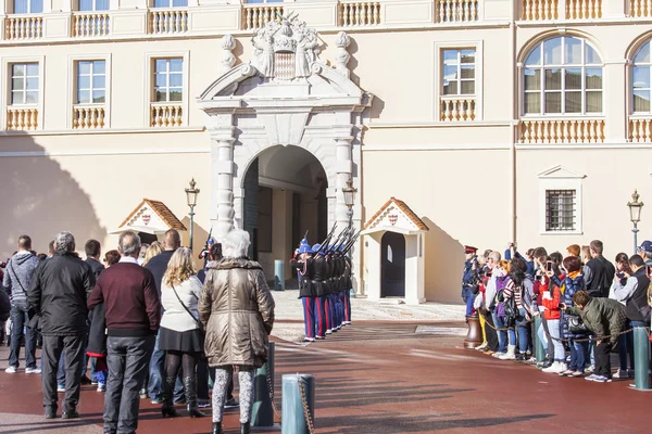 MONTE-CARLO, MONACO, on JANUARY 10, 2016. Delighted tourists observe ritual of changing of the guard near the palace of the prince — Stock Photo, Image