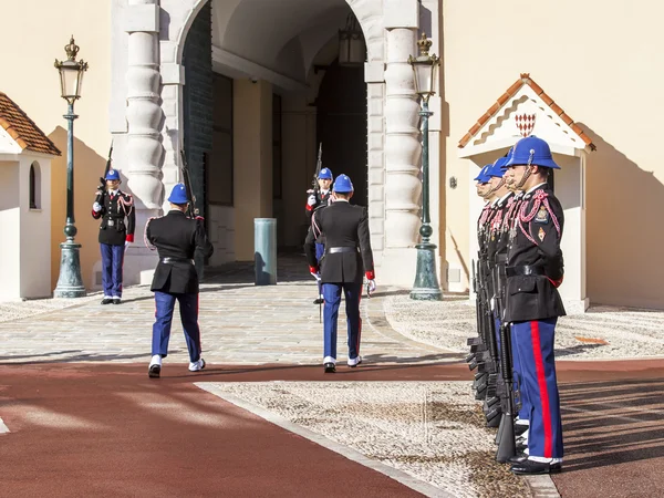 MONTE-CARLO, MONACO, on JANUARY 10, 2016. Carabineers of the prince. Ritual of changing of the guard near the palace of the prince — Stock Photo, Image