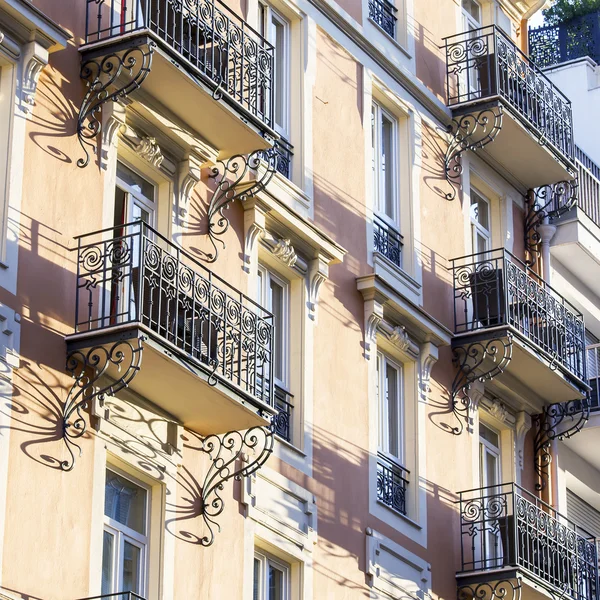 NICE, FRANCE - on JANUARY 8, 2016. Typical architectural details, characteristic for city building of the XIX century — Stock Photo, Image