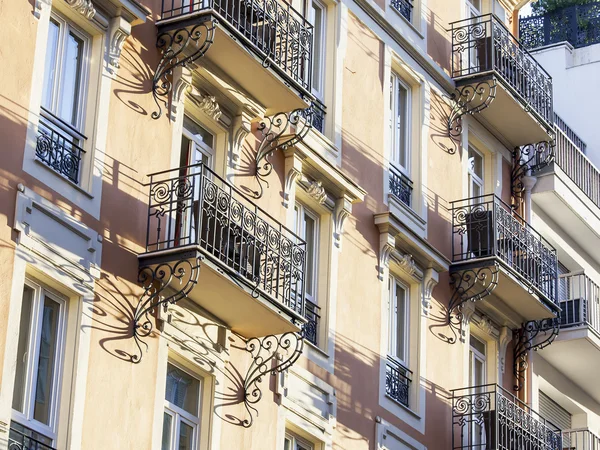 NICE, FRANCIA - el 8 de enero de 2016. Detalles arquitectónicos típicos, característicos de la construcción de la ciudad del siglo XIX — Foto de Stock