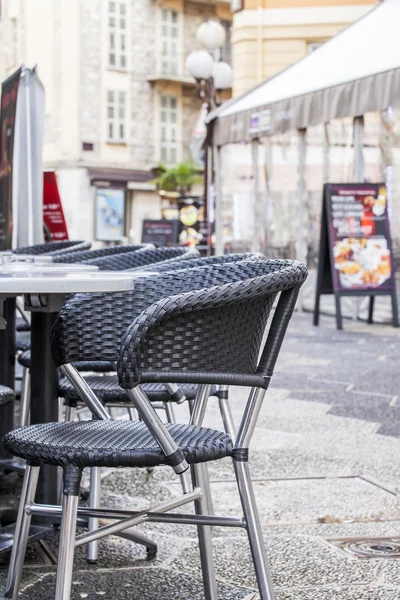 Nice, Francja, na 7 stycznia 2016 r. Małe tabele ulicznych kawiarni — Zdjęcie stockowe