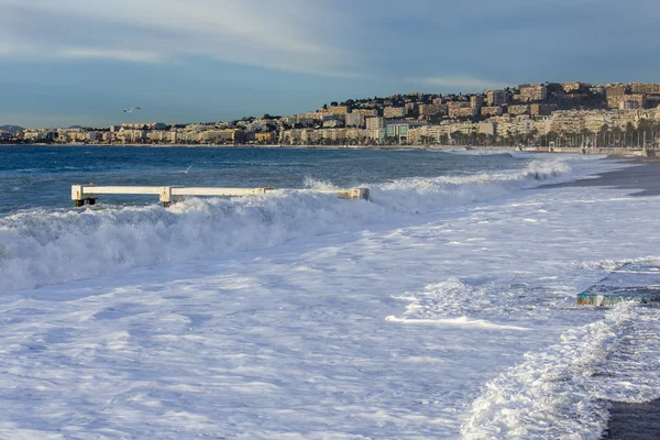 Nice, Frankrike - den 8 januari 2016. Visa av linjen en surfa, våg, beach och Promenade des Anglais vallen, en av de vackraste vallar av Europa — Stockfoto