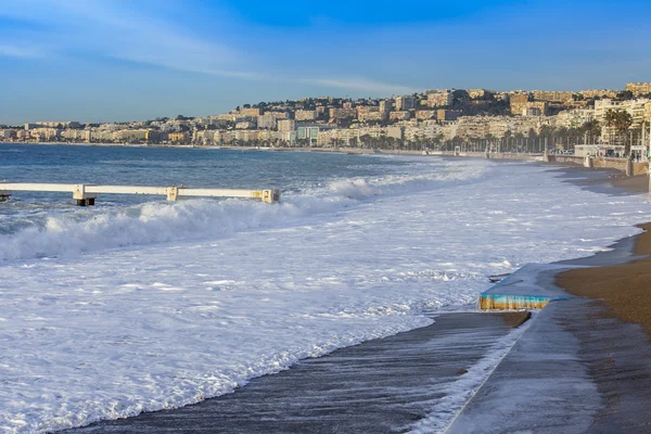 NICE, FRANCE - on JANUARY 8, 2016. View of the line of a surf, wave, beach and Promenade des Anglais Embankment, one of the most beautiful embankments of Europe — Stock Photo, Image