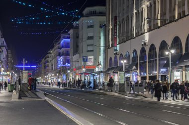 Nice, Fransa - 8 Ocak 2016 üzerinde. Sokak şehir gece görüntüsü