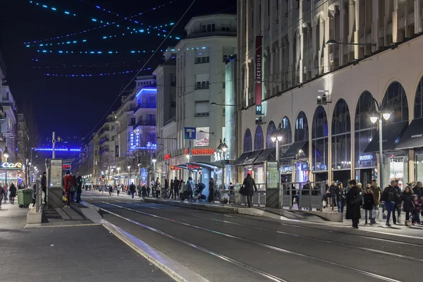 NICE, FRANCIA - el 8 de enero de 2016. Vista nocturna de la calle ciudad — Foto de Stock