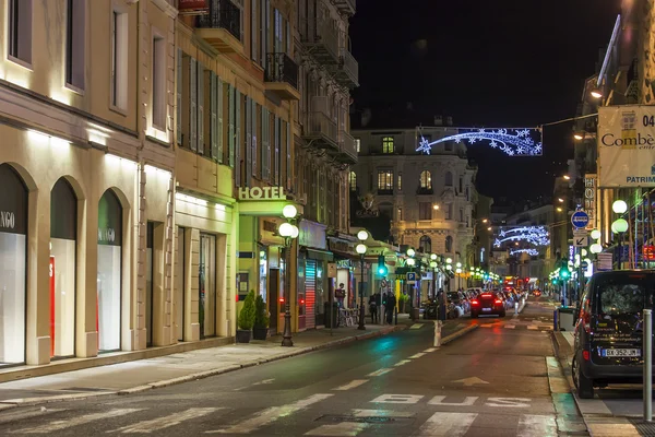 NICE, FRANCE - le 8 JANVIER 2016. Vue de nuit de la rue de la ville — Photo