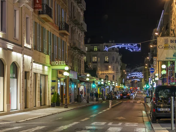 NICE, FRANCE - le 8 JANVIER 2016. Vue de nuit de la rue de la ville — Photo