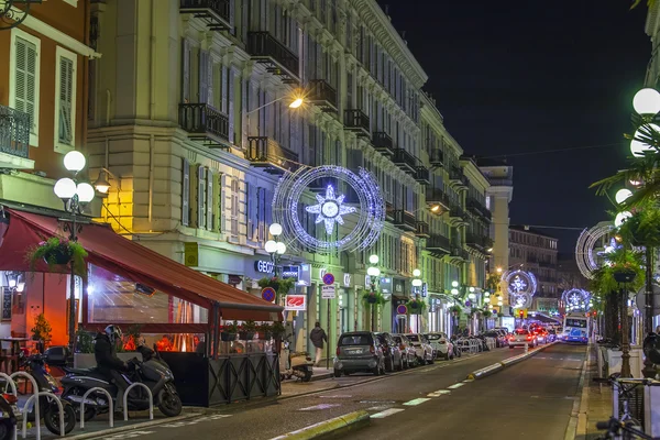 NICE, FRANCE - le 8 JANVIER 2016. Vue de nuit de la rue de la ville — Photo