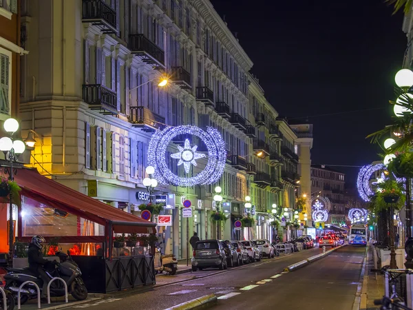 NICE, FRANCE - le 8 JANVIER 2016. Vue de nuit de la rue de la ville — Photo