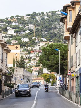 Villefranche-Sur-Mer, Frantsiya, üzerinde 8 Ocak 2016. Evleri bir dağ yamacında. Villefranche-sur-Mer - Fransız Riviera, Nice banliyösünde sayısız merkezlerinden biri olan