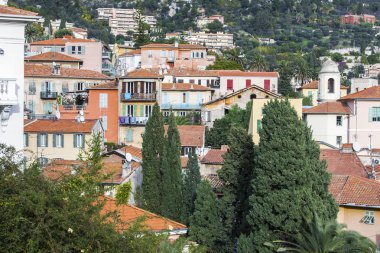 Villefranche-Sur-Mer, Frantce, üzerinde 8 Ocak 2016. Evleri bir dağ yamacında. Villefranche-sur-Mer - Fransız Riviera, Nice banliyösünde sayısız merkezlerinden biri olan