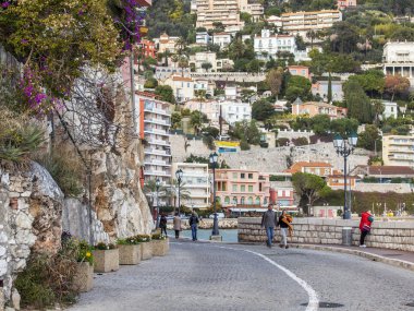 Villefranche-Sur-Mer, Frantce, üzerinde 8 Ocak 2016. Evleri bir dağ yamacında. Villefranche-sur-Mer - Fransız Riviera, Nice banliyösünde sayısız merkezlerinden biri olan