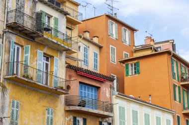 Villefranche-Sur-Mer, Fransa tarihinde 8 Ocak 2016. Evleri bir dağ yamacında. Mimari Detaylar.