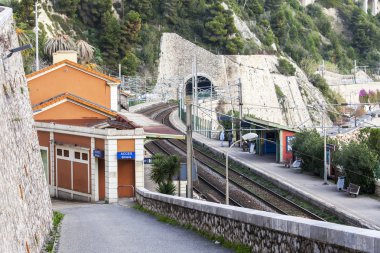 Villefranche-Sur-Mer, Frantsiya, üzerinde 8 Ocak 2016. Deniz kıyısı geçen demiryolu. Tren istasyonu. Villefranche-sur-Mer - Fransız Riviera, Nice banliyösünde sayısız merkezlerinden biri olan