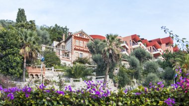 Villefranche-Sur-Mer, Frantsiya, üzerinde 8 Ocak 2016. Evleri bir dağ yamacında. Villefranche-sur-Mer - Fransız Riviera, Nice banliyösünde sayısız merkezlerinden biri olan
