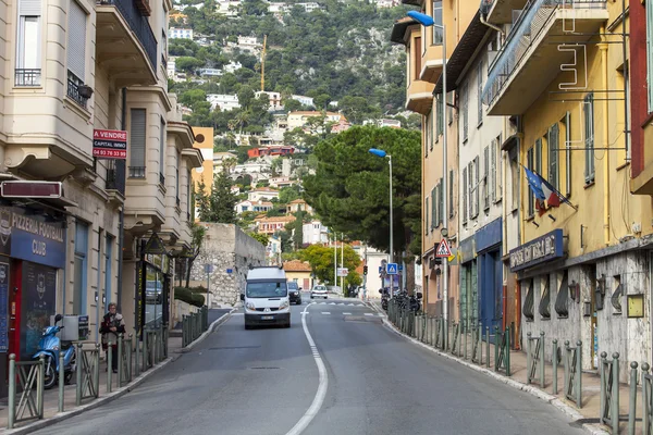 VILLEFRANCHE-SUR-MER, FRANCIA 8 DE ENERO DE 2016. El típico pueblo de los Alpes Marítimos. Villefranche-sur-Mer - uno de los numerosos balnearios de la riviera francesa, el suburbio de Niza — Foto de Stock