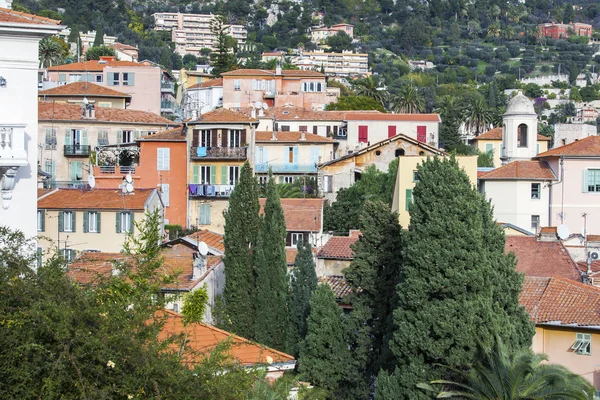 VILLEFRANCHE-SUR-MER, FRANTCE, on JANUARY 8, 2016. Houses on a mountain slope. Villefranche-sur-Mer - one of numerous resorts of French riviera, the suburb of Nice — Stock Photo, Image