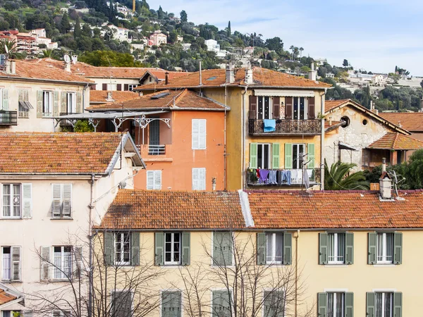 Villefranche-Sur-Mer, Frankrijk, op 8 januari 2016. Huizen op een berghelling. Architectonische details. — Stockfoto