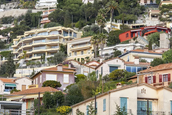 VILLEFRANCHE-SUR-MER, FRANTCE, on JANUARY 8, 2016. Houses on a mountain slope. Villefranche-sur-Mer - one of numerous resorts of French riviera, the suburb of Nice — Stock Photo, Image
