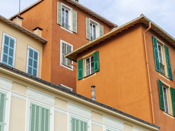 VILLEFRANCHE-SUR-MER, FRANCIA 8 DE ENERO DE 2016. Casas en una ladera de montaña. Detalles arquitectónicos . —  Fotos de Stock