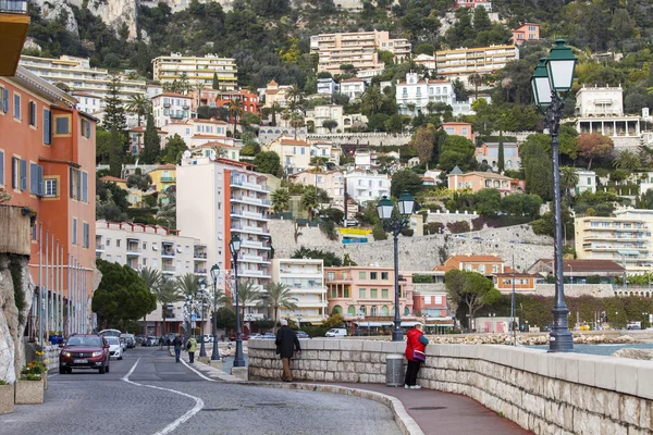 VILLEFRANCHE-SUR-MER, FRANTCE, on JANUARY 8, 2016. Houses on a mountain slope. Villefranche-sur-Mer - one of numerous resorts of French riviera, the suburb of Nice — Stock Photo, Image