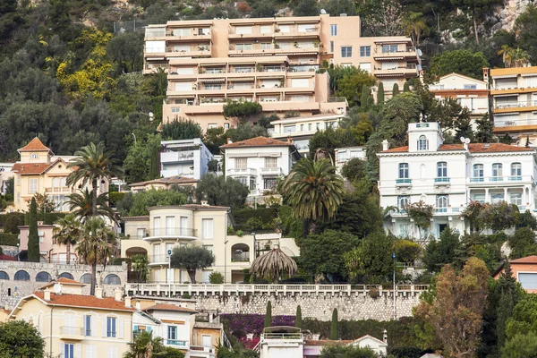 VILLEFRANCHE-SUR-MER, FRANTSIYA, on JANUARY 8, 2016. Houses on a mountain slope. Villefranche-sur-Mer - one of numerous resorts of French riviera, the suburb of Nice — Stock Photo, Image