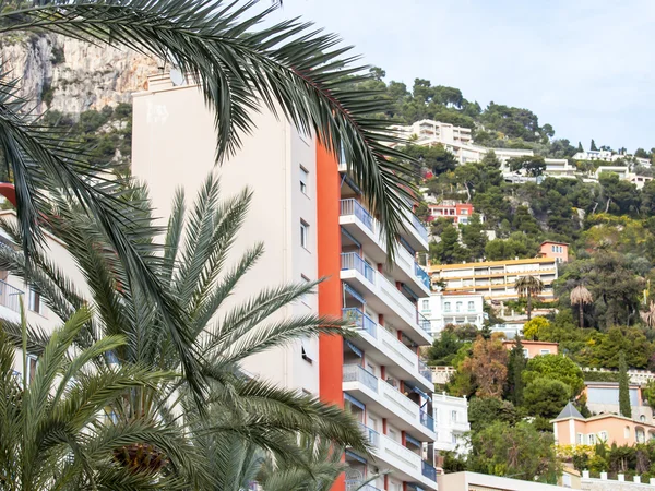 VILLEFRANCHE-SUR-MER, FRANCE on JANUARY 8, 2016. Houses on a mountain slope. Architectural details. — Stock Photo, Image