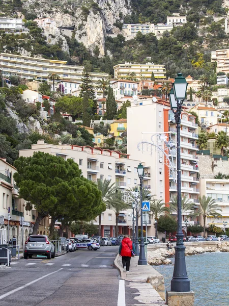 VILLEFRANCHE-SUR-MER, FRANTCE, on JANUARY 8, 2016. Houses on a mountain slope. Villefranche-sur-Mer - one of numerous resorts of French riviera, the suburb of Nice — Stock Photo, Image