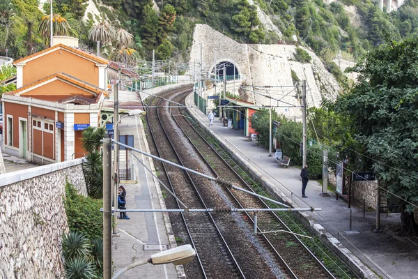 VILLEFRANCHE-SUR-MER, FRANTSIYA, on JANEIRO 8, 2016. O caminho-de-ferro que passa ao longo da costa. Estação ferroviária. Villefranche-sur-Mer - um dos numerosos resorts da riviera francesa, o subúrbio de Nice — Fotografia de Stock