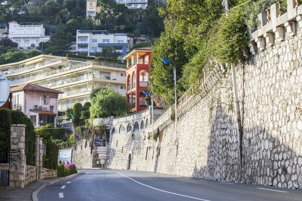 VILLEFRANCHE-SUR-MER, FRANTSIYA, on JANUARY 8, 2016. The highway in mountains. Villefranche-sur-Mer - one of numerous resorts of French riviera, the suburb of Nice — Stock Photo, Image