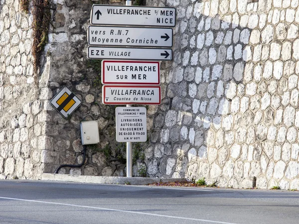 VILLEFRANCHE-SUR-MER, FRANCE on JANUARY 8, 2016. The highway in mountains. Elements of navigation. Villefranche-sur-Mer - one of numerous resorts of French riviera, the suburb of Nice — Stock Photo, Image