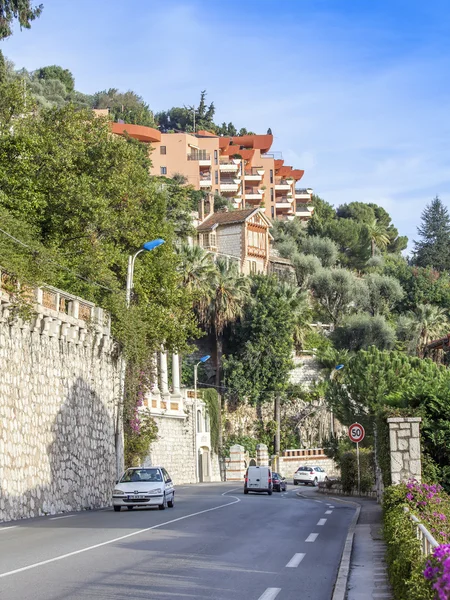 VILLEFRANCHE-SUR-MER, FRANTSIYA, on JANUARY 8, 2016. Houses on a mountain slope. Villefranche-sur-Mer - one of numerous resorts of French riviera, the suburb of Nice — Stock Photo, Image