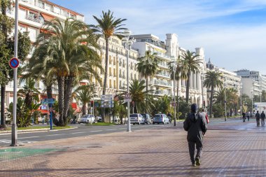 Nice, Fransa - 8 Ocak 2016 üzerinde. Görünümü bir sörf, dalga, plaj çizgisinin