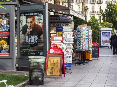 Nice, Fransa - 8 Ocak 2016 üzerinde. Şehrin sokak üzerinde bir gazete bayii