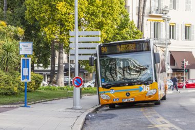Nice, Fransa - 8 Ocak 2016 üzerinde. Otobüs durağı yakınında durdu