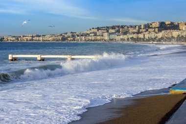 Nice, Fransa - 8 Ocak 2016 üzerinde. Görünümü bir sörf, dalga, plaj ve gökyüzü ve dolgu hattı