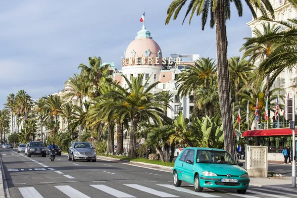 Nicea, Francja - na 8 stycznia 2016 r. Widok na linię surf, fala, plaża — Zdjęcie stockowe