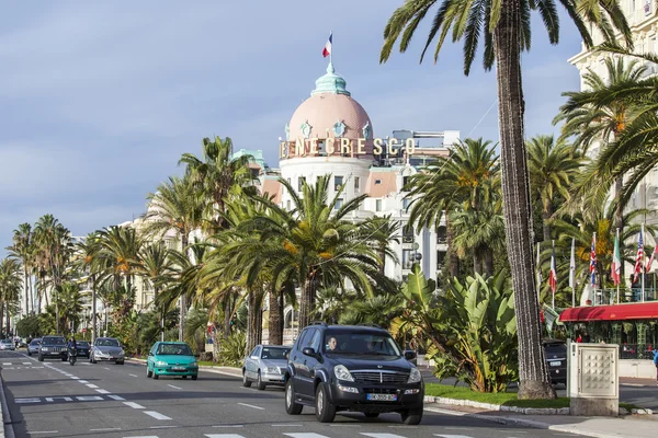 Nicea, Francja - na 8 stycznia 2016 r. Widok na linię surf, fala, plaża — Zdjęcie stockowe