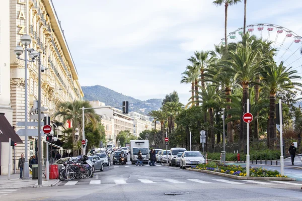 Nice, Frankrijk - op 8 januari 2016. Typisch uitzicht over de stad straat — Stockfoto