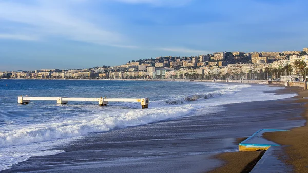 NICE, FRANCIA - el 8 de enero de 2016. Vista de la línea de surf, ola, playa y cielo y terraplén — Foto de Stock