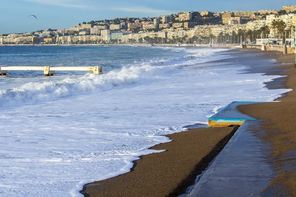 NICE, FRANCIA - el 8 de enero de 2016. Vista de la línea de surf, ola, playa y cielo y terraplén — Foto de Stock