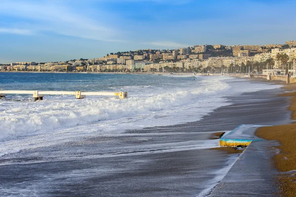 NICE, FRANCIA - el 8 de enero de 2016. Vista de la línea de surf, ola, playa y cielo y terraplén — Foto de Stock