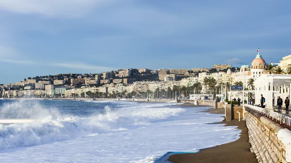 Nice, Frankrike - den 8 januari 2016. Beskåda av fodra av en surfa, våg, stranden och himlen och vallen — Stockfoto