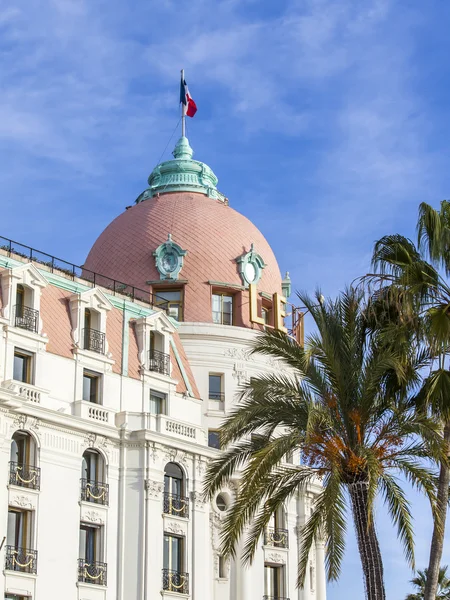 NICE, FRANCIA - el 8 de enero de 2016. Promenade des Anglais, el hotel de Le Negresco, vista histórica, uno de los símbolos de Niza. Detalles arquitectónicos . —  Fotos de Stock