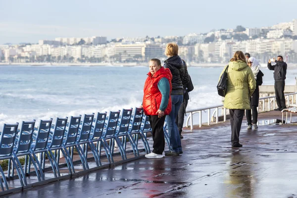 Nicea, Francja - na 7 stycznia 2016 r. Turystów chodzić przy Promenadzie Anglików, jednym z najpiękniejszych bulwarów z Europy — Zdjęcie stockowe