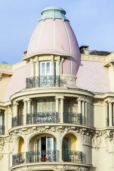 NICE, FRANCE - on JANUARY 8, 2016. Typical architectural details, characteristic for city building of the XIX century — Stock Photo, Image