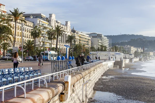 Νίκαια, Γαλλία - στις 7 Ιανουαρίου 2016. Οι τουρίστες με τα πόδια στην Promenade des Anglais, το ένα από τα πιο όμορφα αναχωμάτων της Ευρώπης — Φωτογραφία Αρχείου