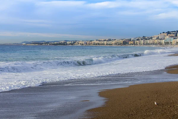 Nicea, Francja - na 8 stycznia 2016 r. Widok z linii surf, fala, plaży i niebo i nasyp w odległości — Zdjęcie stockowe