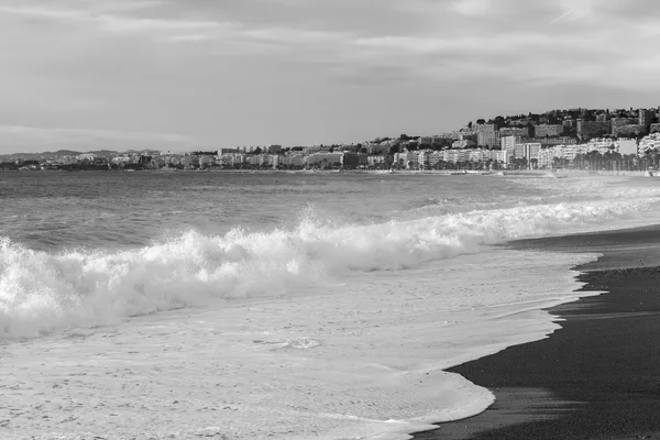 Nicea, Francja - na 8 stycznia 2016 r. Widok z linii surf, fala, plaży i niebo i nasyp w odległości — Zdjęcie stockowe